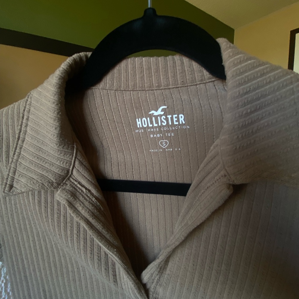 Hollister Ribbed Beige Collared Tee - Picture 2 of 5